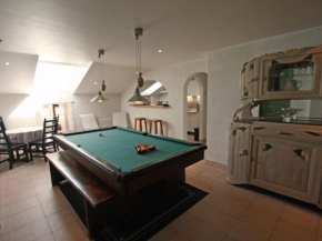 Appartement Coloré et Confortable avec Terrasse Privative - 2 Chambres, Billard, et Wifi - FR-1-589-122